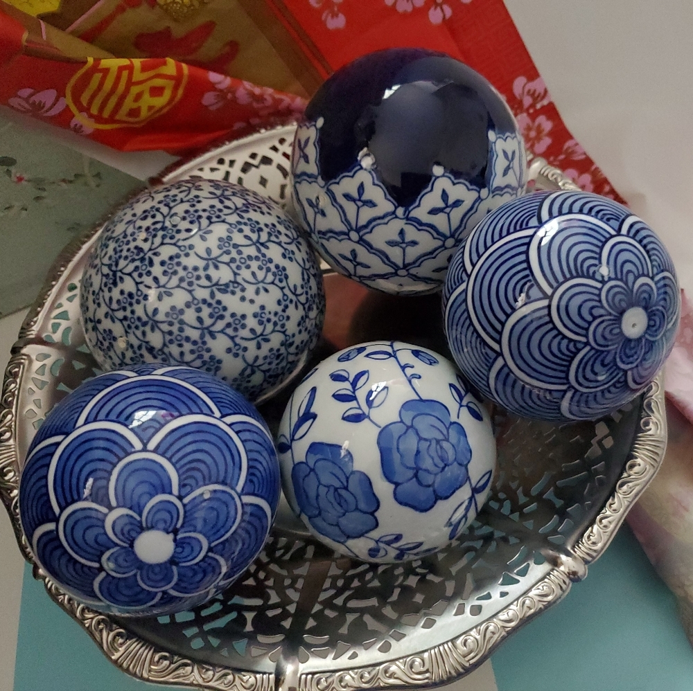 Home Decor Circle balls Blue & White in Silver bowl